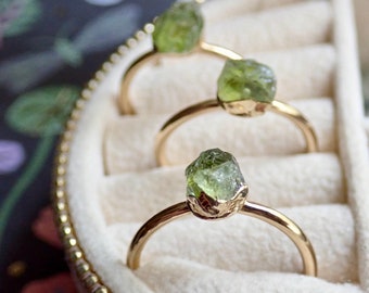 Delicato anello in peridoto grezzo, anello con pietra portafortuna in peridoto, anello con pietre preziose impilabili, regalo con pietra portafortuna di agosto per lei, anello sottile e delicato, gioielli in peridoto