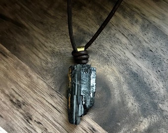 Collana in pelle da uomo, collana con ciondolo in tormalina nera da uomo, collana in pietra da uomo, collana in pietra nera da uomo, regalo per marito e fidanzato