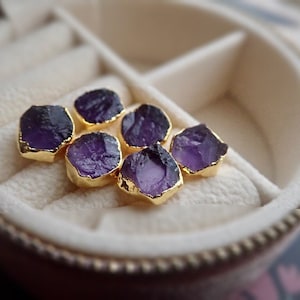 Rohe Amethyst Ohrstecker, Februar Birthstone Schmuck Geschenk, zierliche lila Edelstein Ohrringe, minimalistische Kristall Ohrringe, Rohstein Ohrringe