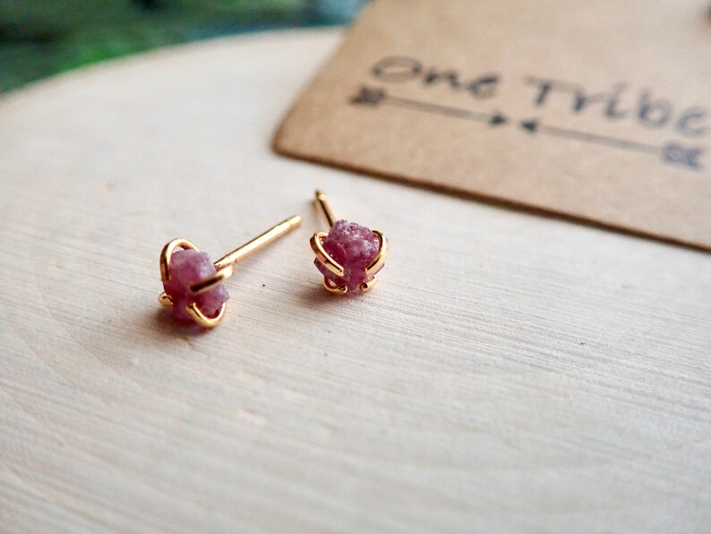 Puede incluir: Un par de pendientes de bot&oacute;n de oro con peque&ntilde;os acentos de piedras preciosas crudas de color rosa.