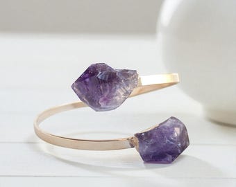 Brazalete de amatista cruda • Brazalete de amatista natural • Pulsera ajustable de piedras preciosas de oro • Regalo de piedra natal de febrero • Joyería de cristal