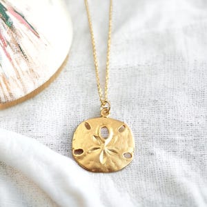 Zierliche 18 k Gold Sand Dollar Halskette, Gold Filled Sand Dollar Medaillon Münze Halskette, Beachy Schmuck, Geschenk für Strandliebhaber, Muschel Anhänger