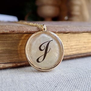 18k Gold Filled Anfangshalskette Perlmutt-kundenspezifische Buchstabenhalskette, runde Anfangshalskette, Geschenk für sie, Capiz Shell Anhänger-Halskette