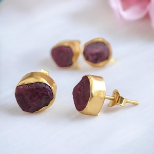 Rohe Rubin Ohrringe, Natürliche Rubin Ohrstecker, Rubin Ohrringe, Rubin Schmuck, Juli Geburtsstein Geschenk, Roter Edelstein Ohrstecker, Geschenk für Mama