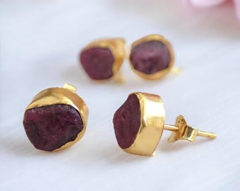 天然ルビーのイヤリング、天然ルビーのスタッドイヤリング、ルビーのイヤリング、ルビージュエリー、7月の誕生石ギフト、赤い宝石のポストイヤリング、お母さんへのギフト