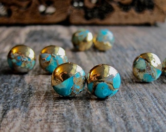 Turquoise Stud Oorbellen, Turquoise oorbellen goud, mozaïek Turquoise hengsten, ruwe stenen oorbellen, turquoise sieraden, ronde stenen Stud Oorbellen