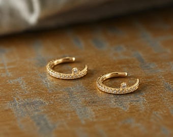 Brinco de orelha em ouro 18K, brinco pequeno de zircônia cúbica sem piercing, brinco de orelha em concha de ouro, brinco delicado em micropavê, brinco de cartilagem de zircônia, presente para ela