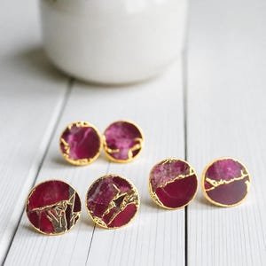 Rubinröda Mojave örhängen – Runda ädelstensörhängen | Boho minimalistiska smycken, Januari födelsesten present till henne, Kintsugi stolpeörhängen