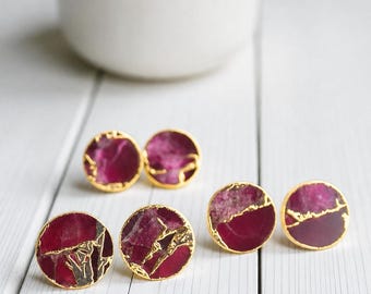 Pendientes de botón Ruby Red Mojave – Pendientes de botón redondos con piedras preciosas / Joyería minimalista bohemia, regalo de piedra natal de enero para ella, pendientes de poste Kintsugi