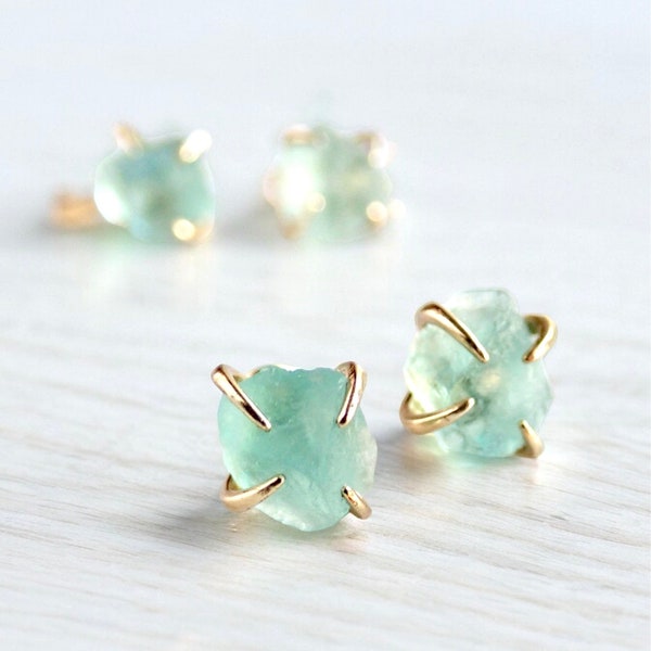 Boucles d'oreilles en fluorite brute, Boucles d'oreilles en fluorite verte, Puces d'oreilles en fluorite, Bijoux en fluorite, Puces d'oreilles en cristal brut, Boucles d'oreilles en pierre brute