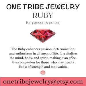 Puede incluir: Una piedra preciosa de rub&iacute; rojo, s&iacute;mbolo de pasi&oacute;n y poder. El texto "ONE TRIBE JEWELRY RUBY for passion & power" est&aacute; por encima de la piedra preciosa. El texto "The Ruby enhances passion, determination, and enthusiasm in all areas of life. It revitalizes the mind, body, and spirit, making it an effective companion for those who may need a boost of strength and motivation." est&aacute; debajo de la piedra preciosa. El texto "onetribejewelry@etsy.com" est&aacute; en la parte inferior de la imagen.