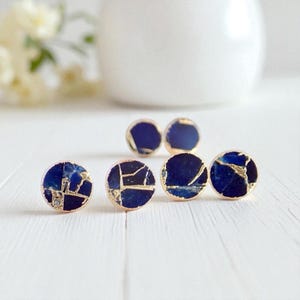 ブルーサファイア モハベターコイズ スタッドピアス ゴールド、9月の誕生石ギフト（彼女へのプレゼント）、ラウンド型ミニマリスト ボヘミアンポストピアス、サファイアジュエリー