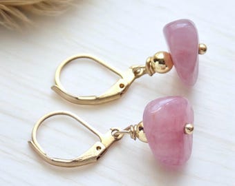 Orecchini in quarzo rosa, orecchini pendenti con pietre preziose, gioielli in quarzo rosa, orecchini con pietre preziose rosa, regalo per lei, pendenti minimalisti, riempiti d'oro
