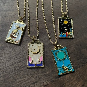 Colar de cartas de tarô, colar de cartas de tarô esmaltado dourado, joias esotéricas, cartão estrela da força do sol e da lua, pingente grande colorido, presente para ela