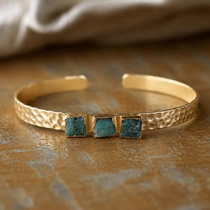 Raw Emerald Gold Cuff Bracelet, Hammered Adjustable Bangle with Natural Green Gemstones, May Birthstone Jewelry, Emerald Jewelry Gift