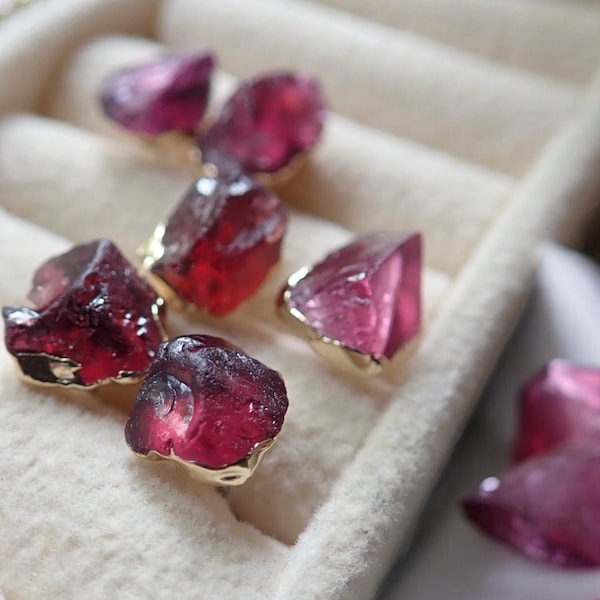 Rohe Granat Ohrstecker, Januar Birthstone Schmuck, zierliche rote Edelstein Ohrringe, kleine minimalistische Kristall Beiträge Sterling Silber, Frau Geschenk