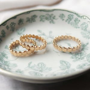 Anillo de oro de 18 quilates con puntos, anillo plano con cuentas, anillo relleno de oro, anillo apilable relleno de oro, anillo midi, anillo delicado con puntos planos, anillo sin deslustre