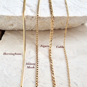 Pode incluir: Quatro correntes de ouro com estilos diferentes: Herringbone, Skinny Mesh, Figaro e Cable.