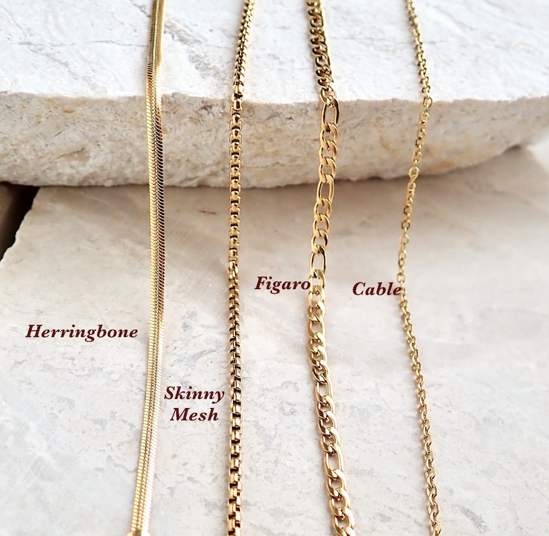 Pode incluir: Quatro correntes de ouro com estilos diferentes: Herringbone, Skinny Mesh, Figaro e Cable.