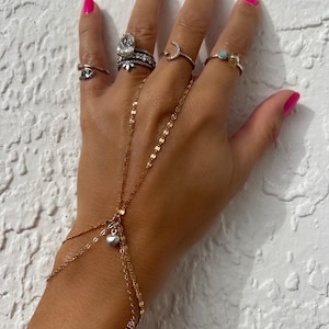 Valentine Heart Hand Chain, Boho Hand Chain, Valentine&#39;s Day Gift, Gold Heart Bracelet, Mixed Metal Bracelet, Finger Bracelet