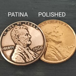 Op de afbeelding: Twee Amerikaanse centmunten uit 1960, een met een patina en de andere gepolijst. De gepatineerde munt heeft een bruine, verweerde uitstraling, terwijl de gepolijste munt glanzend en goudkleurig is.