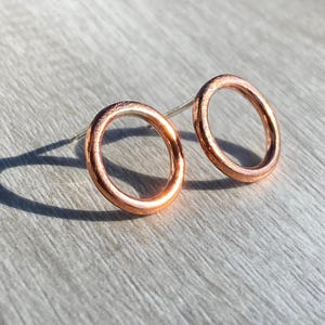 Handgemachte Kupfer Ohrstecker, Offener Kreis mit Silber Beiträge