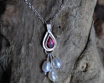 Handgemaakte sterlingzilveren ketting robijn en parel in art-decostijl