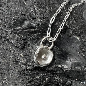 Kleine handgemaakte ketting van gesmolten sterlingzilver. Biologische watergegoten "oesterschelp"-ketting. 925 zilveren 18" ketting. Gerecycleerde zilveren sieraden.
