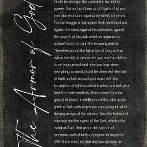 K&ouml;nnte beinhalten: Schwarz-wei&szlig;er Text auf einem dunkelgrauen Hintergrund mit den Worten "The Armor of God" in wei&szlig;er Kursivschrift. Der Text ist ein Zitat aus Epheser 6,10-18 &uuml;ber das Anlegen der vollst&auml;ndigen R&uuml;stung Gottes. Das Zitat handelt vom geistlichen Kampf und wie man gegen die Pl&auml;ne des Teufels standh&auml;lt.