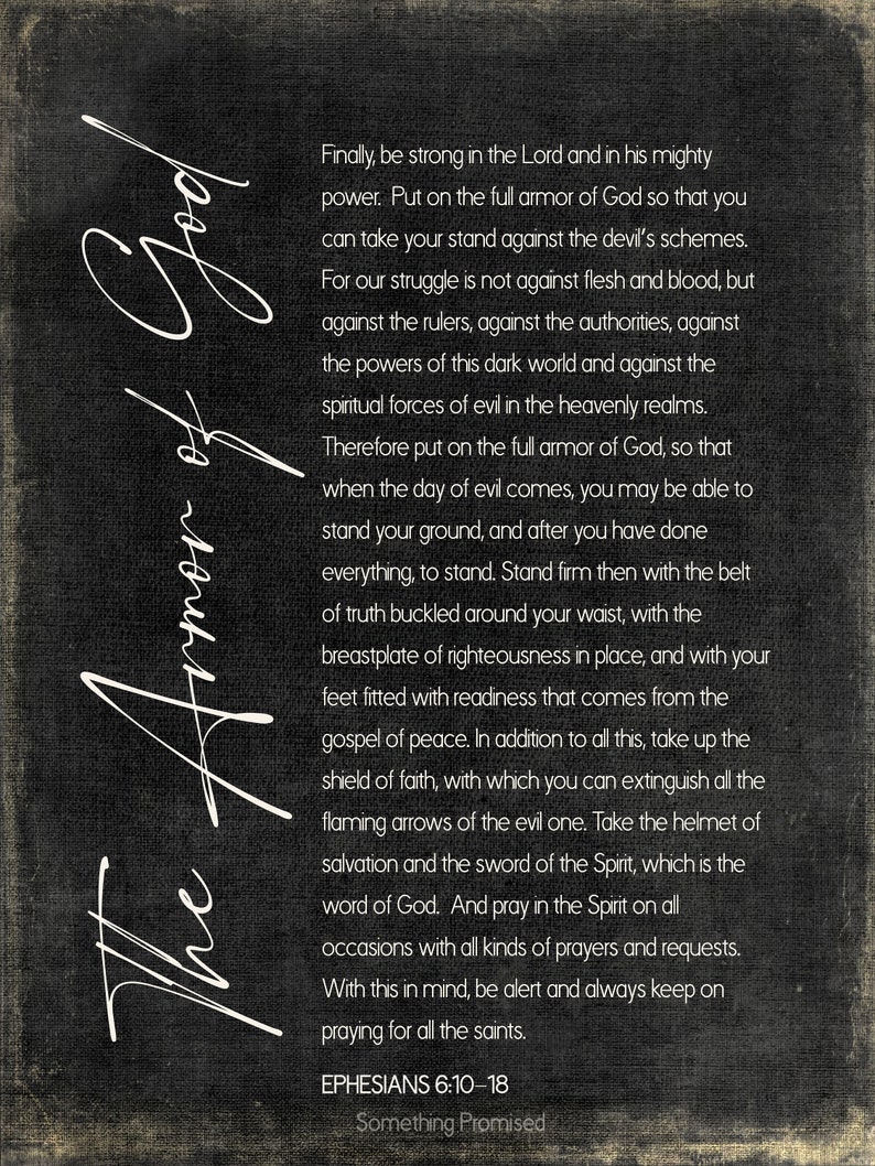 K&ouml;nnte beinhalten: Schwarz-wei&szlig;er Text auf einem dunkelgrauen Hintergrund mit den Worten "The Armor of God" in wei&szlig;er Kursivschrift. Der Text ist ein Zitat aus Epheser 6,10-18 &uuml;ber das Anlegen der vollst&auml;ndigen R&uuml;stung Gottes. Das Zitat handelt vom geistlichen Kampf und wie man gegen die Pl&auml;ne des Teufels standh&auml;lt.