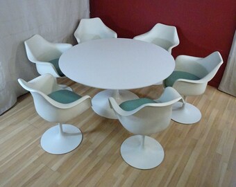 Saarinen pedestal dining table and 6 armchairs by Knoll