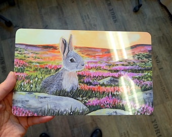 Planche de petit-déjeuner en mélamine avec un joli lapin sur un pré fleuri, cadeau de Pâques