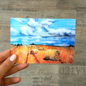 Campo de feno de cartão postal no outono