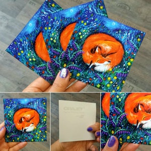 Könnte beinhalten: Drei farbenfrohe Karten mit einem schlafenden Fuchs in einem Blumenfeld. Der Fuchs ist orange und weiß mit einer schwarzen Nase. Die Blumen sind blau, lila und gelb. Die Karten sind auf weißem Hintergrund gedruckt.