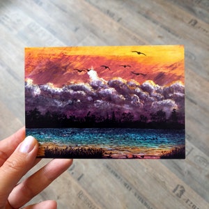 Cartolina Tramonto al lago Atmosfera serale con nuvole
