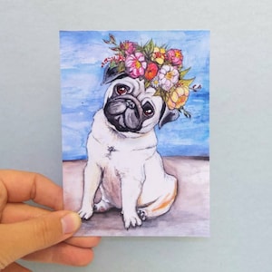 Carlino da cartolina con fiori tra i capelli cane corona di fiori