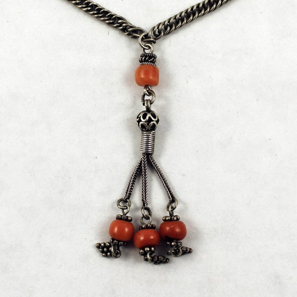 Collier du Moyen-Orient en argent et corail, probablement de Turquie, bijoux du Moyen-Orient, argent ottoman, collier tribal ethnique, ancien ethnique