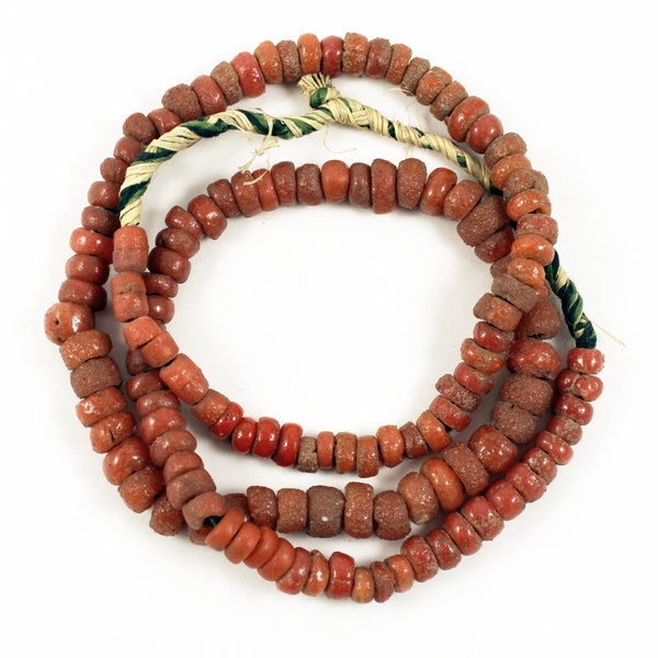 Rang de perles krobo vintage rouges, perles de verre africaines, perles de fabrication africaine, verre d'Afrique de l'Ouest. perles de troc