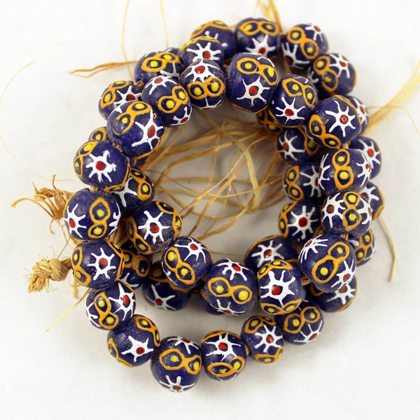 Rang de perles krobo vintage bleues avec décoration appliquée, perles de fabrication africaine, verre d'Afrique de l'Ouest. perles de troc