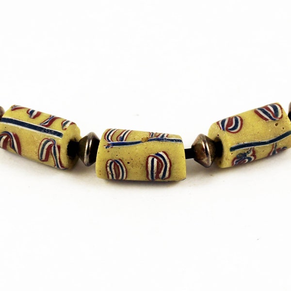 Collier de perles de verre de Venise, trois anciennes perles du commerce assorties, fabriqué à Venise et échangé en Afrique de l'Ouest, perles du commerce de Venise, perles africaines