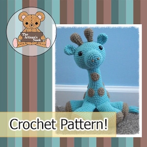 Op de afbeelding: Haakpatroon voor een blauw en bruin giraffen amigurumi speelgoed. De giraffe zit op een bruin tapijt. Het patroon is te koop bij The Artisan's Nook.