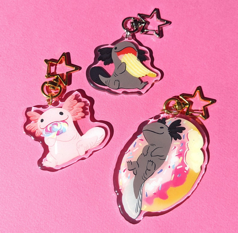 Llaveros acrílicos de axolotl y snaxolotl de Junky Snack