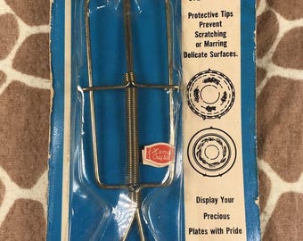 NOS Vintage Jiffy Plate Hanger for 6 and 6 1/2 inch Plates - 1966