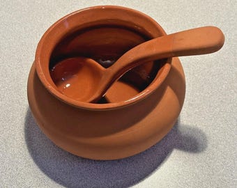 Bol de terracota vintage de 2 tazas con cuchara, acabado mate, interior esmaltado, 5 1/2 x 3 pulgadas.