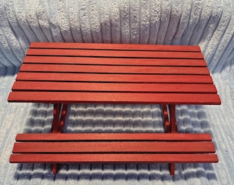 Mesa de picnic de madera en miniatura hecha a mano para casa de muñecas con bancos, 18 cm de largo.