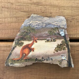 Handmålad Australien Gilbert River Sandsten Signerad MK Känguru Koala Kookabur