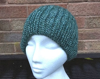 Groene geribbelde slouchy beanie - handgebreid van zacht gesponnen garen - uniseks