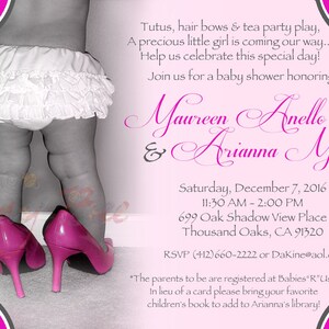 Könnte beinhalten: Eine rosa und graue Babyparty-Einladung mit einem Chevron-Muster am Rand. Die Einladung zeigt ein Foto eines kleinen Mädchens, das einen weißen Tutu und rosa High Heels trägt. Der Text auf der Einladung lautet: "Tutus, Haarbänder & Tee-Party-Spiel, Ein kleines, kostbares Mädchen kommt auf uns zu... Lasst uns diesen besonderen Tag feiern! Begleitet uns zu einer Babyparty zu Ehren von Maureen Amello & Arianna Marie Samstag, 7. Dezember 2016 11:30 Uhr - 14:00 Uhr 699 Oak Shadow View Place Thousand Oaks, CA 91320 RSVP (412)660-2222 oder Dakine@aol.com *Die werdenden Eltern sind bei Babies"R"Us" registriert.* Anstelle einer Karte bringen Sie bitte Ihr Lieblingskinderbuch mit, um Arianna's Bibliothek zu erweitern!"