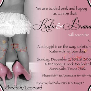 Puede incluir: Invitaci&oacute;n de baby shower rosa y blanca con borde de estampado de leopardo. La invitaci&oacute;n presenta una foto de una ni&ntilde;a peque&ntilde;a con tacones altos rosas y el texto "Katie & Brandon pronto ser&aacute;n 3!"