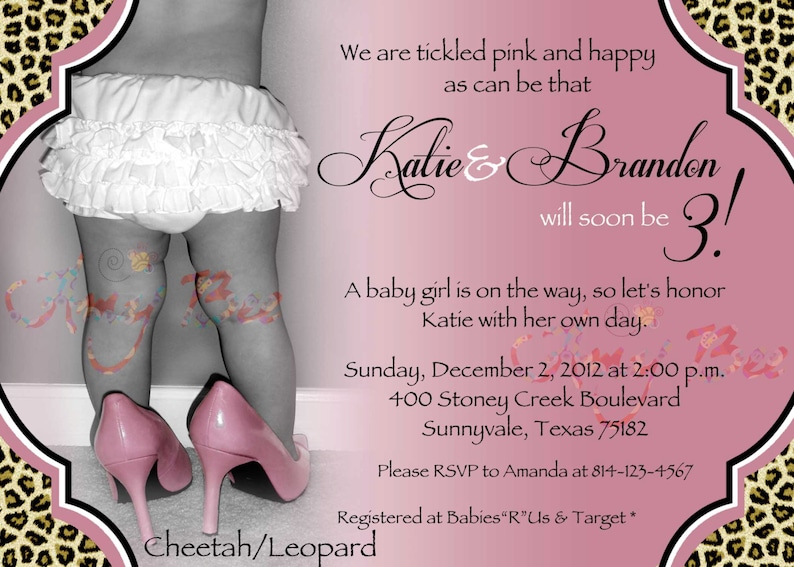 Puede incluir: Invitaci&oacute;n de baby shower rosa y blanca con borde de estampado de leopardo. La invitaci&oacute;n presenta una foto de una ni&ntilde;a peque&ntilde;a con tacones altos rosas y el texto "Katie & Brandon pronto ser&aacute;n 3!"